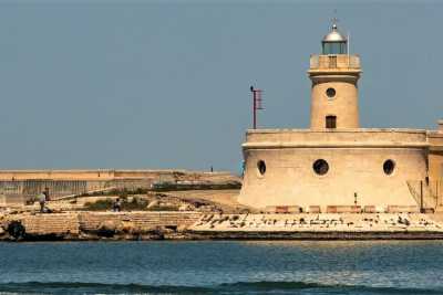 Bari, la storia del Faro Borbonico: dall'800 saluta le navi che entrano ed escono dal Porto